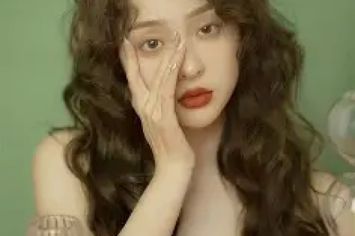 张凌赫评论区沦陷！连上8个热搜遭网友讽刺：39个人就崩溃了？