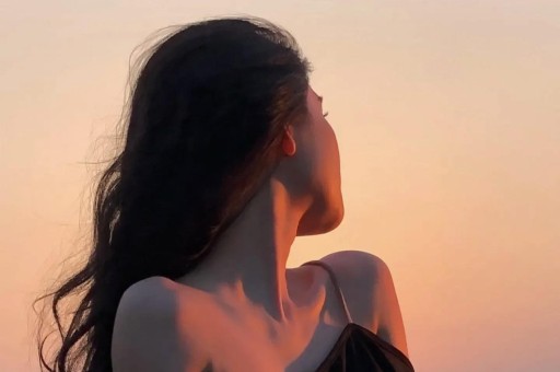 曝4瓜！湖南台女主持爱买高仿、体重反弹、怀四胎沈腾令人意外