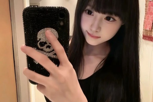 赵露思真算得上内娱第一个因生病塌房的艺人了